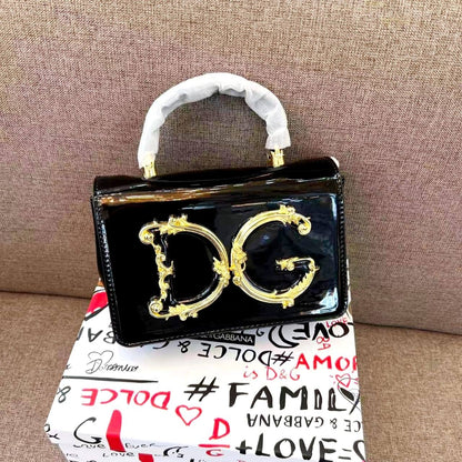D&G
110 dhs🇦🇪

with box
🎁🎁🎁

size 22cm

Zain26
♥️♥️♥️