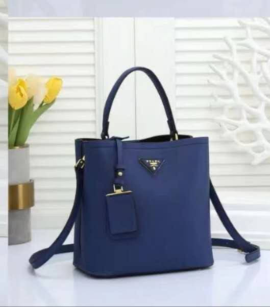 Prada 
Good Quality 

With Box 
🎁🎁🎁

105 dhs🇦🇪

Zain250
♥️♥️♥️