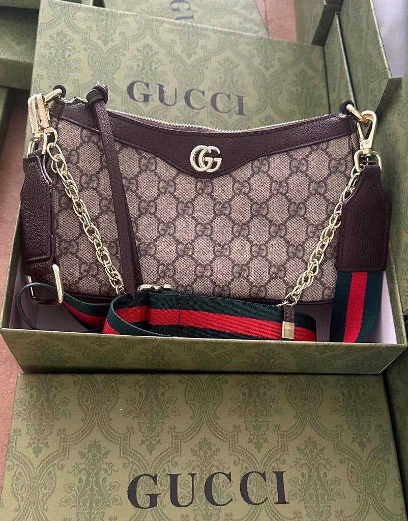 Gucci
90 dhs🇦🇪

with box
🎁🎁🎁

size 24cm

Zain26
♥️♥️♥️