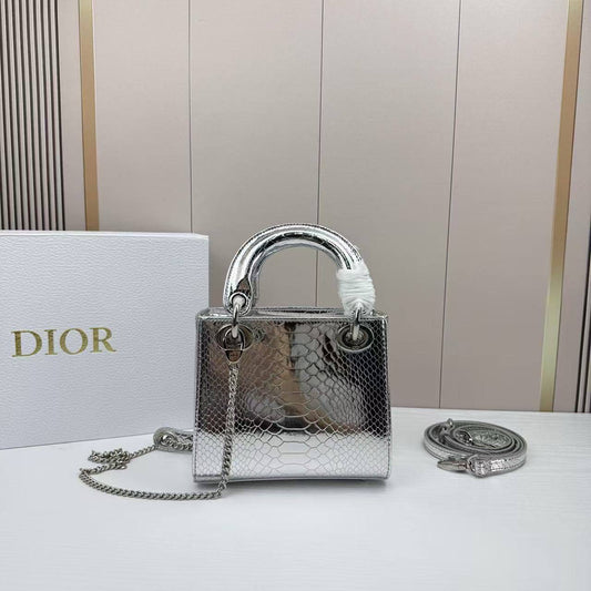 Dior Master 

300 dhs🇦🇪

With box
🎁🎁🎁

#17cm

Zain228
♥️♥️♥️