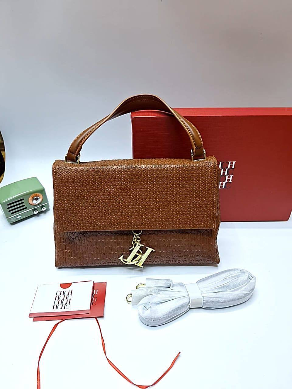 CH CH
95 dhs🇦🇪

size：24cm

Good quality 

with box
🎁🎁🎁

Zain35
♥️♥️♥️