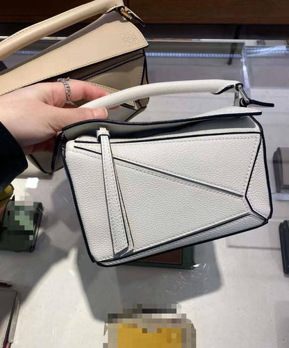 🎊 Offer 🎉  LOEWE
Size : 28 ~ 19 cm
75 dhs🇦🇪
with box 🎁

Zain115
♥️♥️♥️
