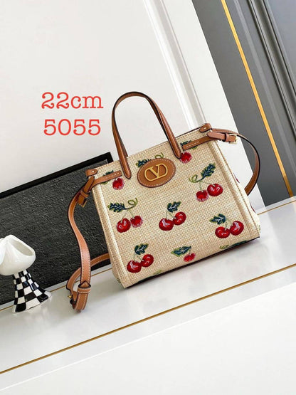 VALENTINO 

Master 

340 dhs🇦🇪
#22cm

Zain228
♥️♥️♥️
