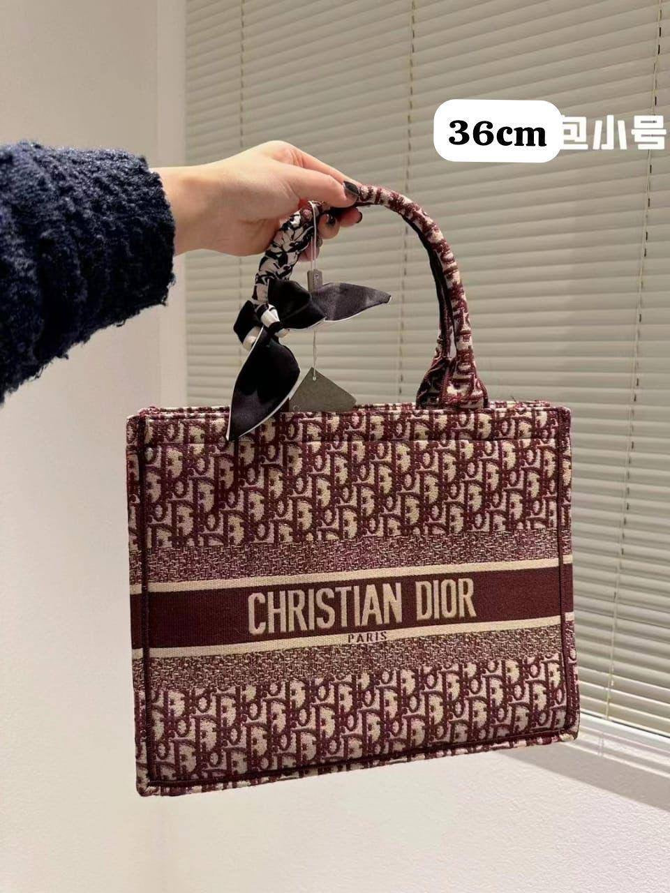 🎉 Offer 🎊 Tory buch / Dior / Coach
Size : 25 ~ 19 cm
75 dhs🇦🇪
with box 🎁

Zain115
♥️♥️♥️