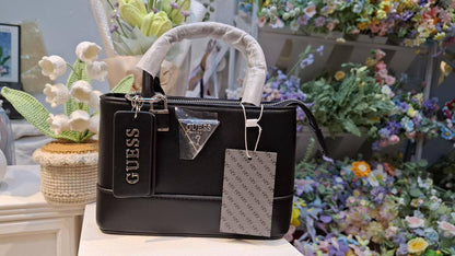 GUESS

20*14cm

95 dhs🇦🇪

with BOX
🎁🎁🎁

Zain254
♥️♥️♥️