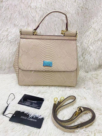 D&G

Size: 25 * 20 * 12 cm
80 dhs🇦🇪

Zain115
♥️♥️♥️