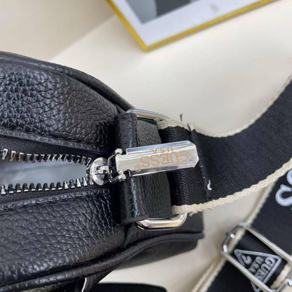 Guess
23*18*7.5 cm
65 dhs🪙💕

Zain17
♥️♥️♥️