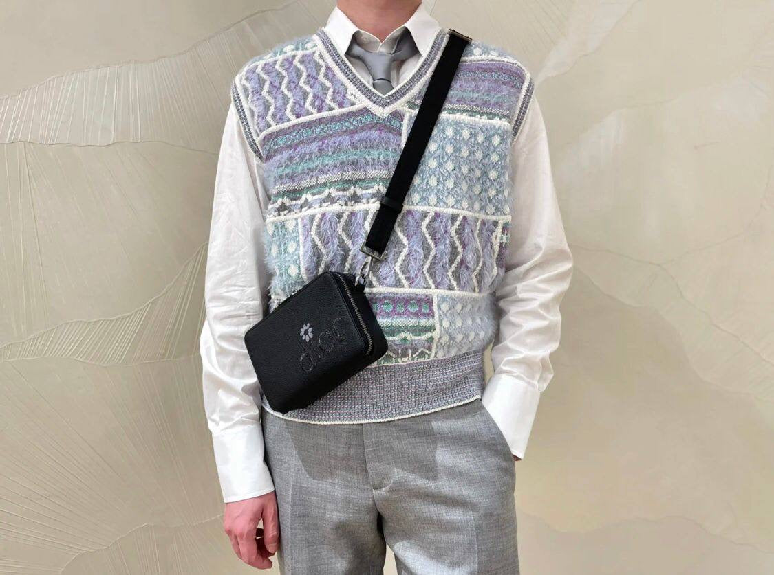 LV/Dior

90 dhs🇦🇪

with box
🎁🎁🎁

size 17×6×12cm

Zain42
♥️♥️♥️