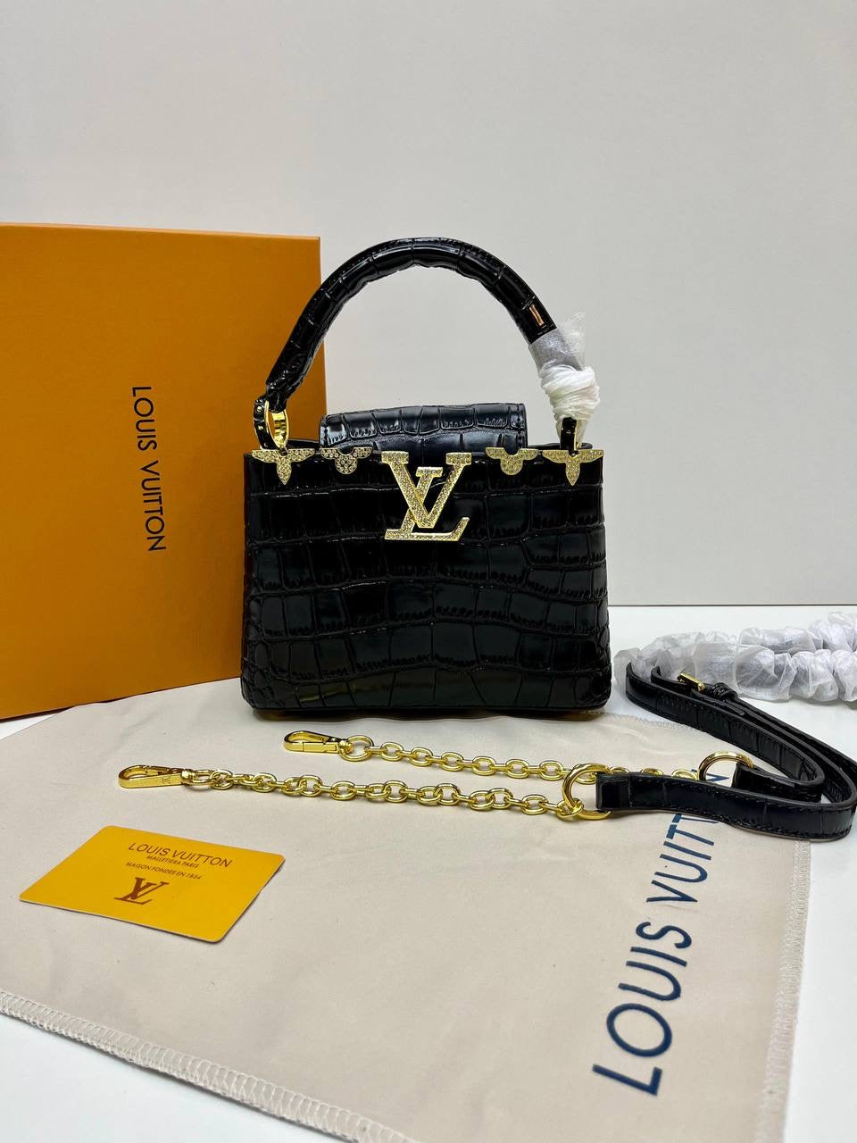 LV
115 dhs🪙💕

with box
🎁🎁🎁
size 20×7.5×14cm

Zain42
♥️♥️♥️