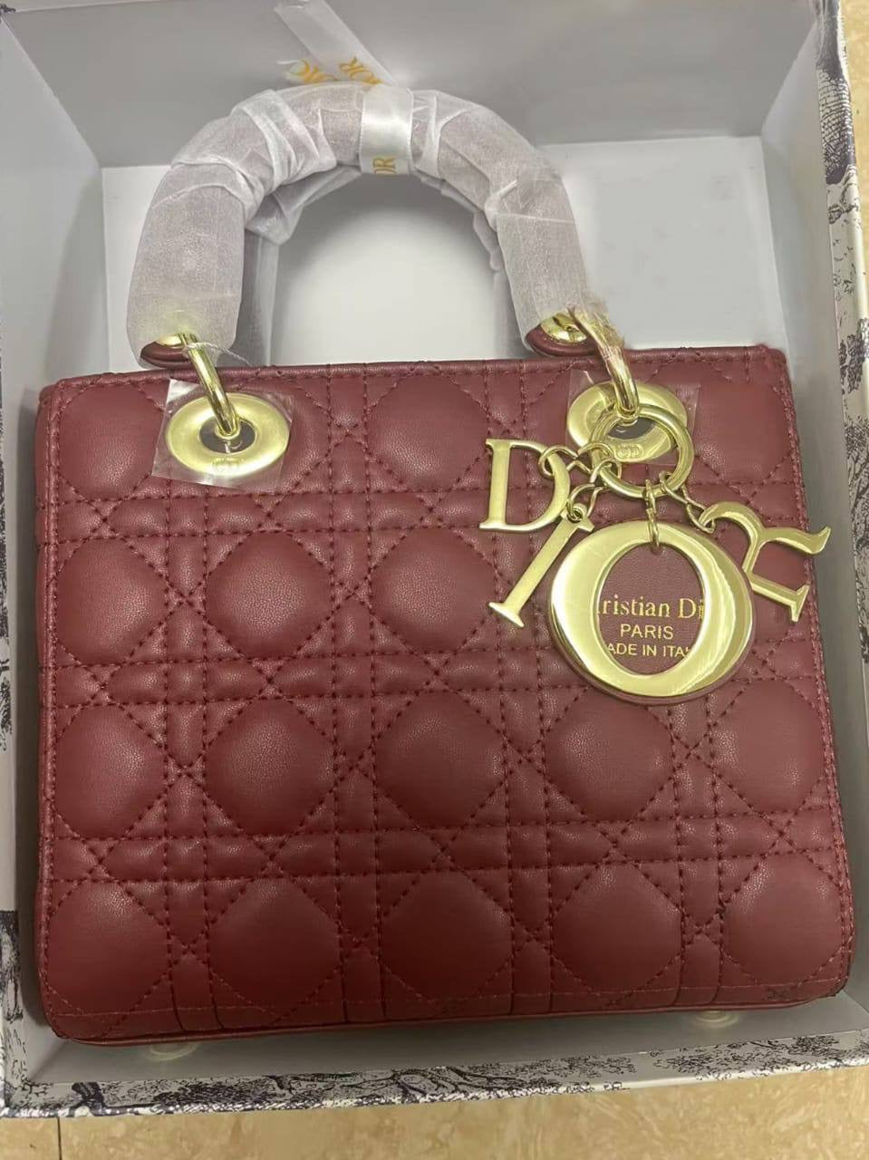Dior 
Lady dior Medium
Size: 20cm
With box 
🎁🎁🎁

115 dhs🪙💕

Zain50
♥️♥️♥️