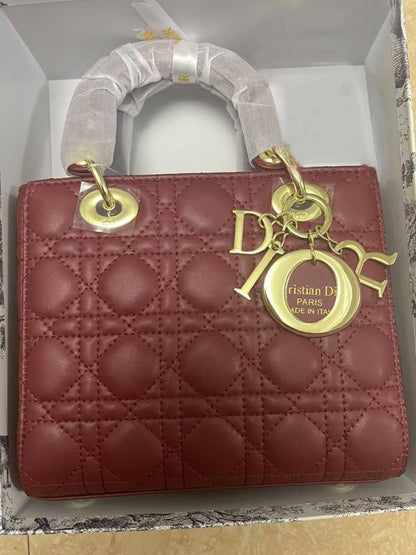 Dior 
Lady dior Medium
Size: 20cm
With box 
🎁🎁🎁

115 dhs🪙💕

Zain50
♥️♥️♥️