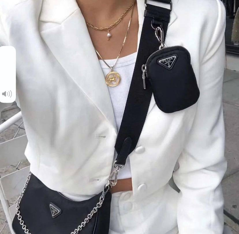 Prada

90 dhs🇦🇪

Good quality 
with box
🎁🎁🎁

Zain35
♥️♥️♥️