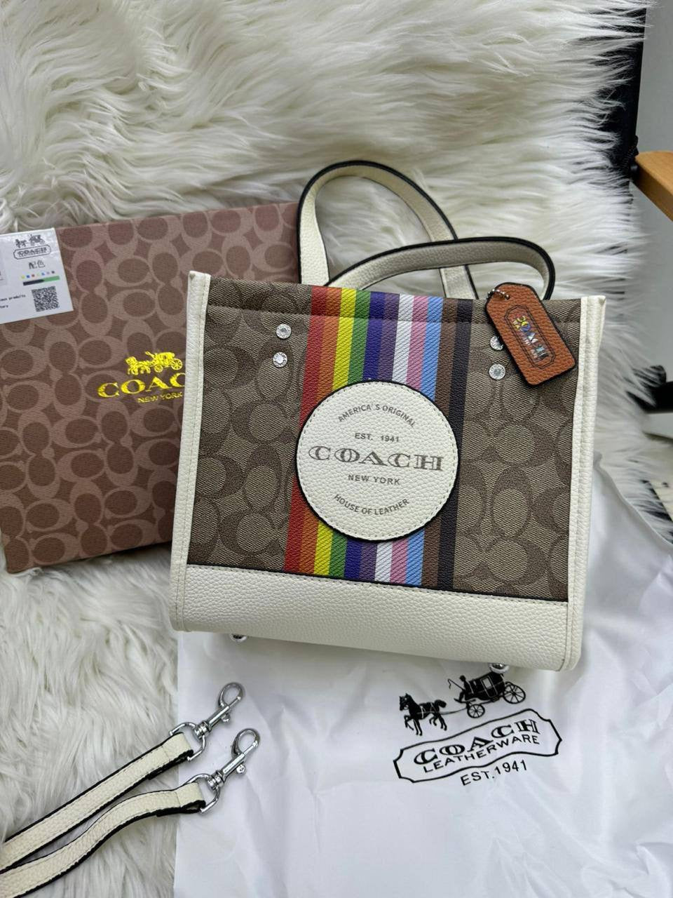 🎉 Offer 🎊 Tory buch / Dior / Coach
Size : 25 ~ 19 cm
75 dhs🇦🇪
with box 🎁

Zain115
♥️♥️♥️