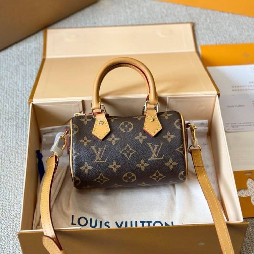 LV

80 dhs🇦🇪

with box
🎁🎁🎁

size 16×9×10cm

Zain42
♥️♥️♥️