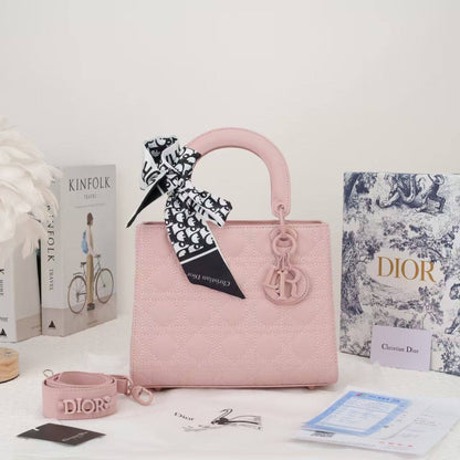 Dior
105 dhs🇦🇪
size：25cm
Good quality 

with box
🎁🎁🎁

Zain35
♥️♥️♥️