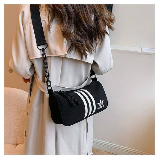Adidas
30*20*10 cm
40 dhs🪙💕

Zain17
♥️♥️♥️