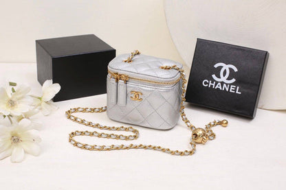 Chanel

with box 
🎁🎁🎁

90 dhs🪙💕

Zain50
♥️♥️♥️