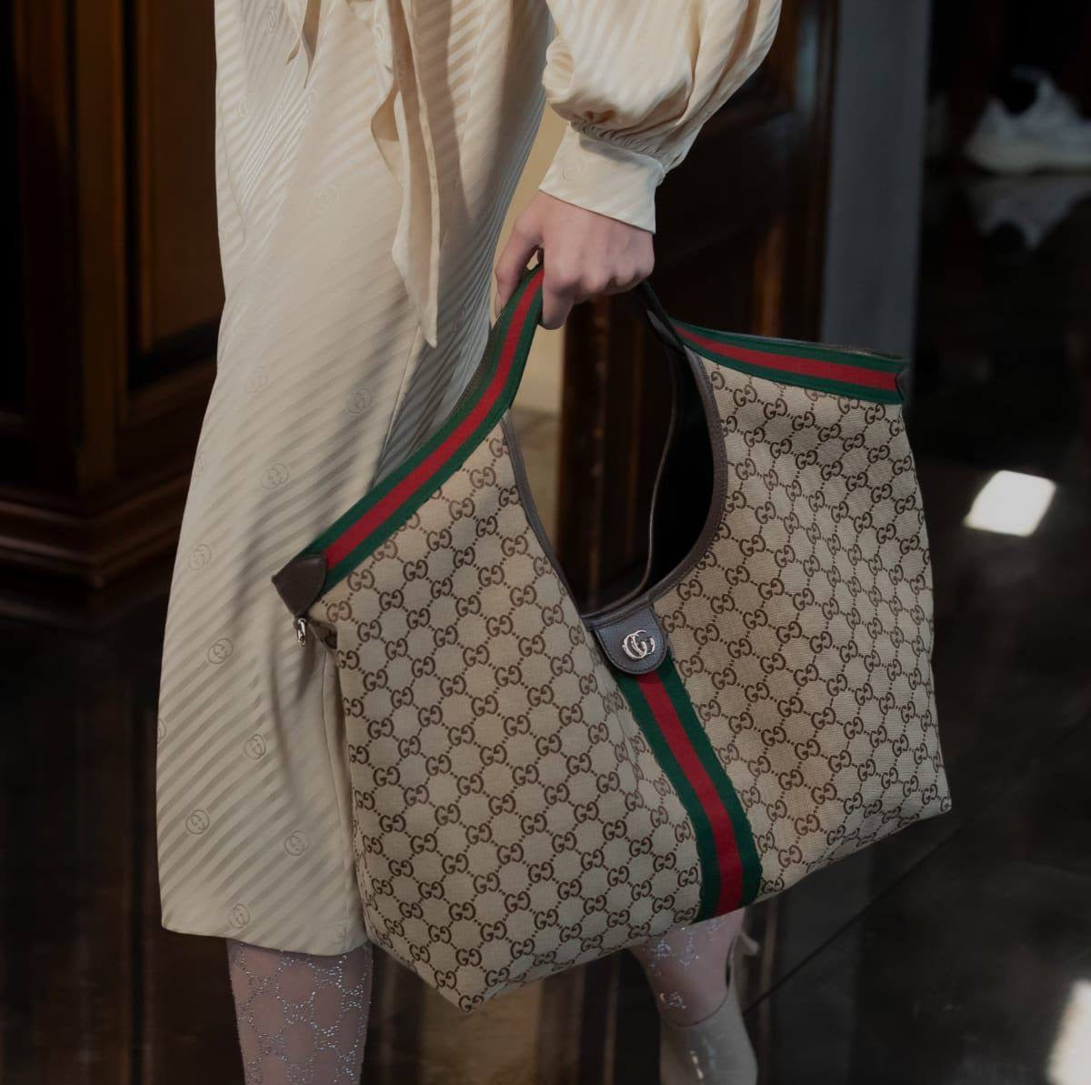 GUCCI  
40CM 
300 dhs🇦🇪

Zain131
♥️♥️♥️