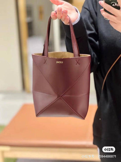 Loewe 
#Small 290 dhs🇦🇪
#Big 300 dhs🇦🇪

Zain
♥️♥️♥️