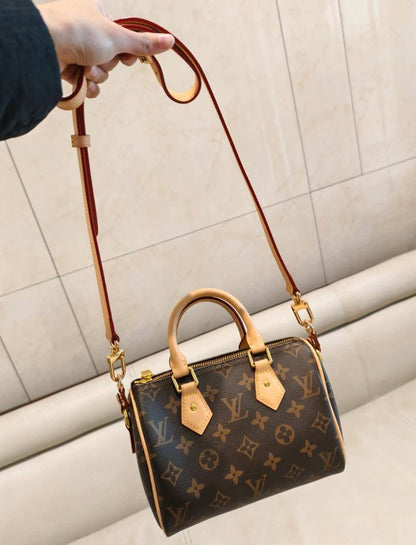 LV

85 dhs🇦🇪

Good quality 
with box
🎁🎁🎁

Zain35
♥️♥️♥️