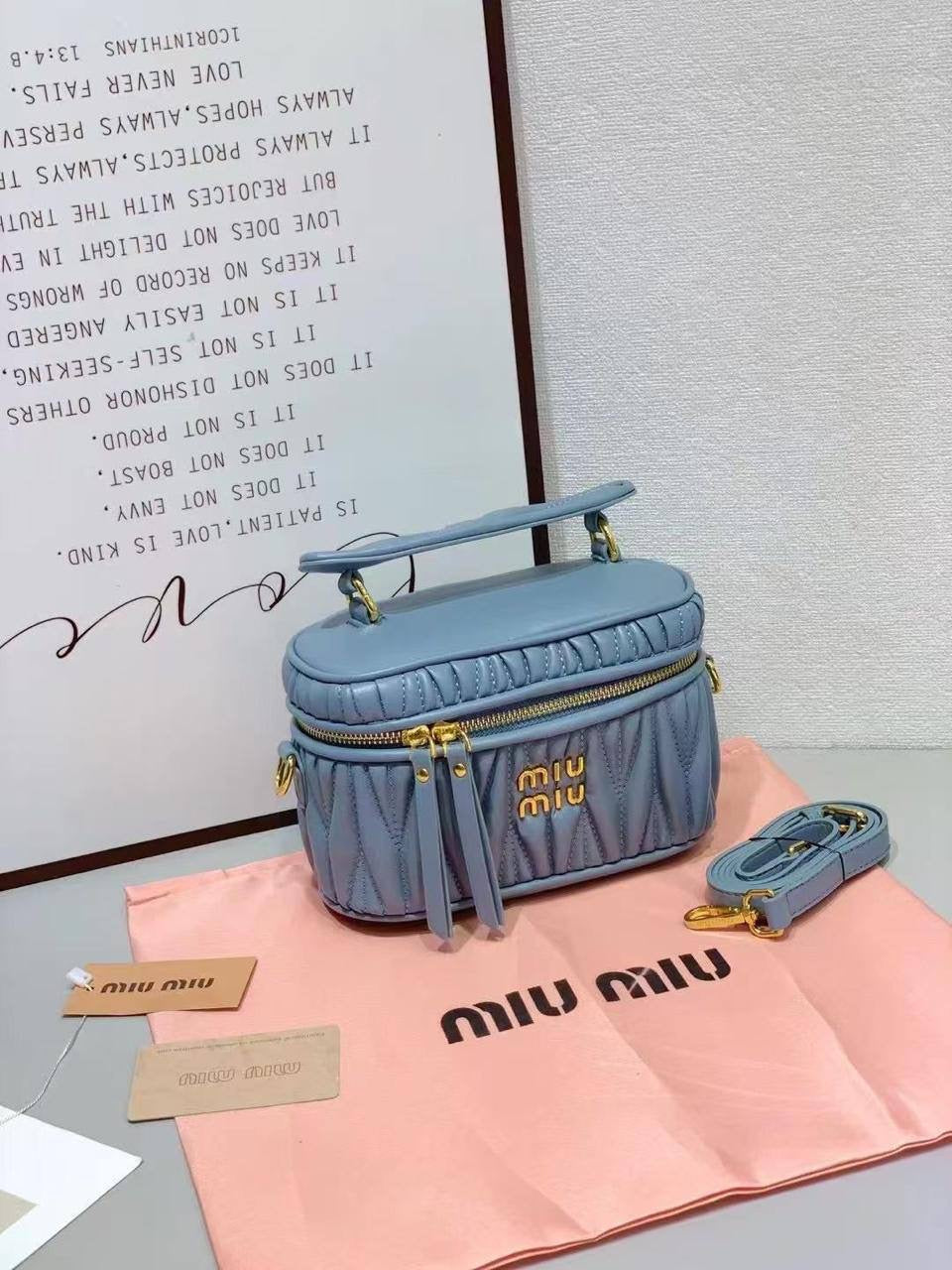 Miu Miu
size : 18 * 12 * 7 cm
80 dhs🪙
with box 🎁

Zain115
♥️♥️♥️