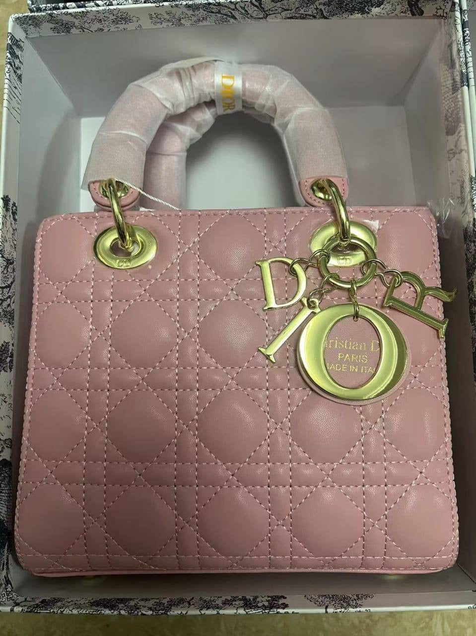 Dior 
Lady dior Medium
Size: 20cm
With box 
🎁🎁🎁

115 dhs🪙💕

Zain50
♥️♥️♥️