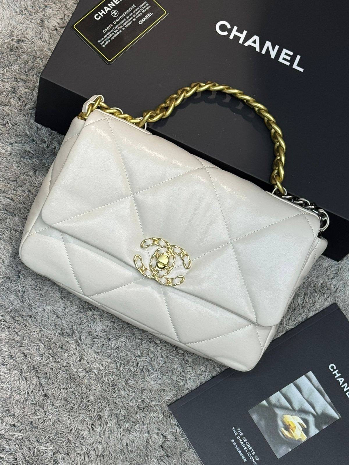 Chanel 
         26 Cm
250 dhs🇦🇪

Zain131
♥️♥️♥️