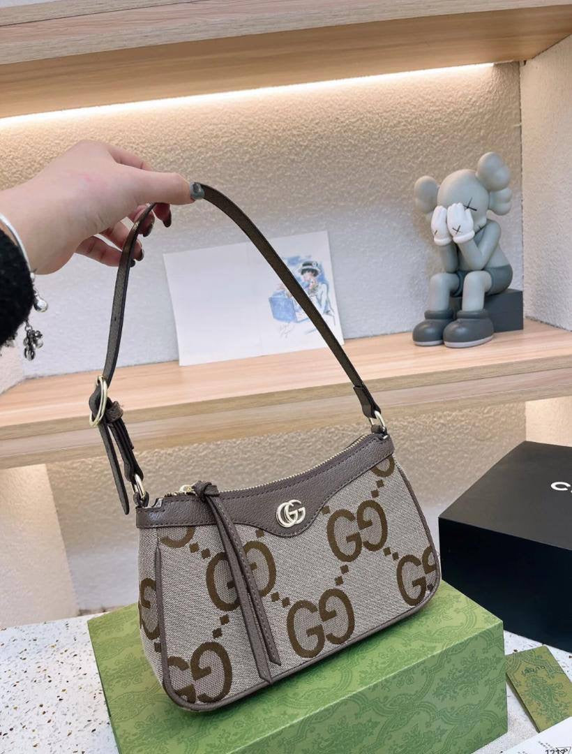 Gucci
90 dhs🇦🇪

with box
🎁🎁🎁

size 24cm

Zain26
♥️♥️♥️