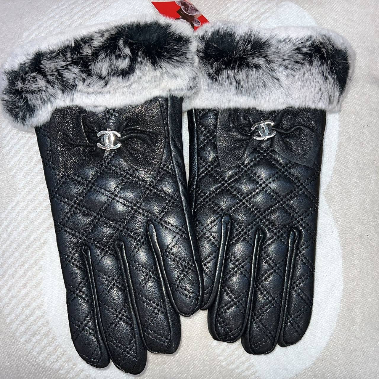 Women Gloves 
Free size 
80 dhs🪙

Zain88
♥️♥️♥️