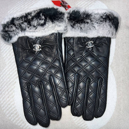 Women Gloves 
Free size 
80 dhs🪙

Zain88
♥️♥️♥️