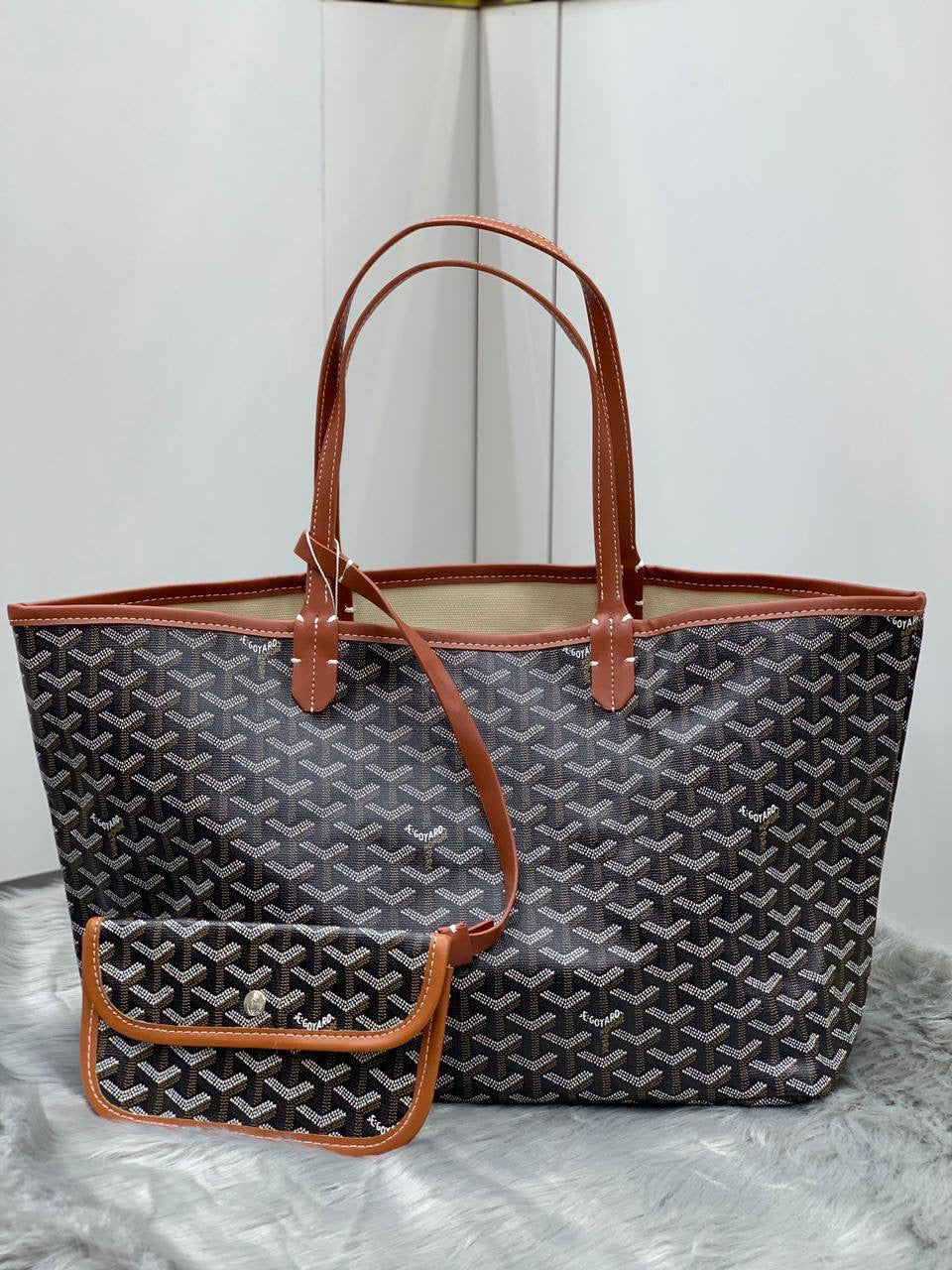 Goyard
SIZE  ……… 38cm 🌷🌷🌷
85 dhs🇦🇪

Zain51
♥️♥️♥️