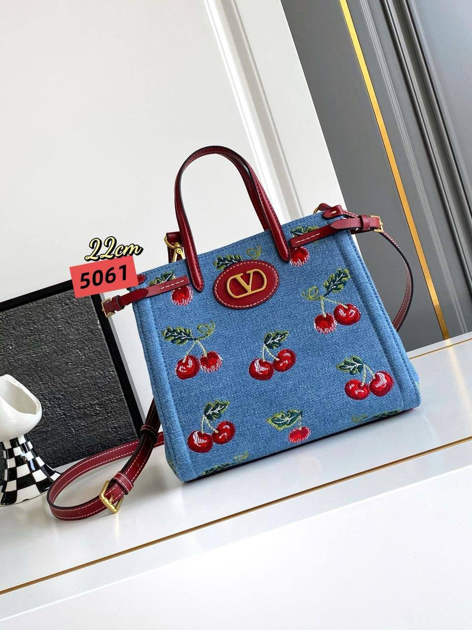 VALENTINO 

Master 

340 dhs🇦🇪
#22cm

Zain228
♥️♥️♥️