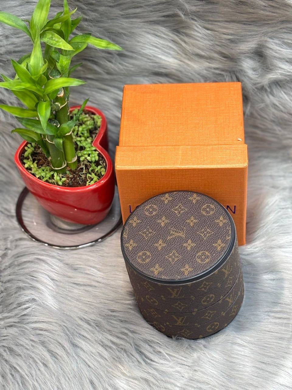 LV  jewelry box

SIZE  ………   10  CM 🥰

65 dhs🇦🇪

with BOX
🎁🎁🎁

Zain244
♥️♥️♥️