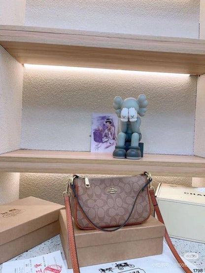 Coach Nalita

Size : 20 * 12 cm

80 dhs🇦🇪

with box 🎁

Zain115
♥️♥️♥️