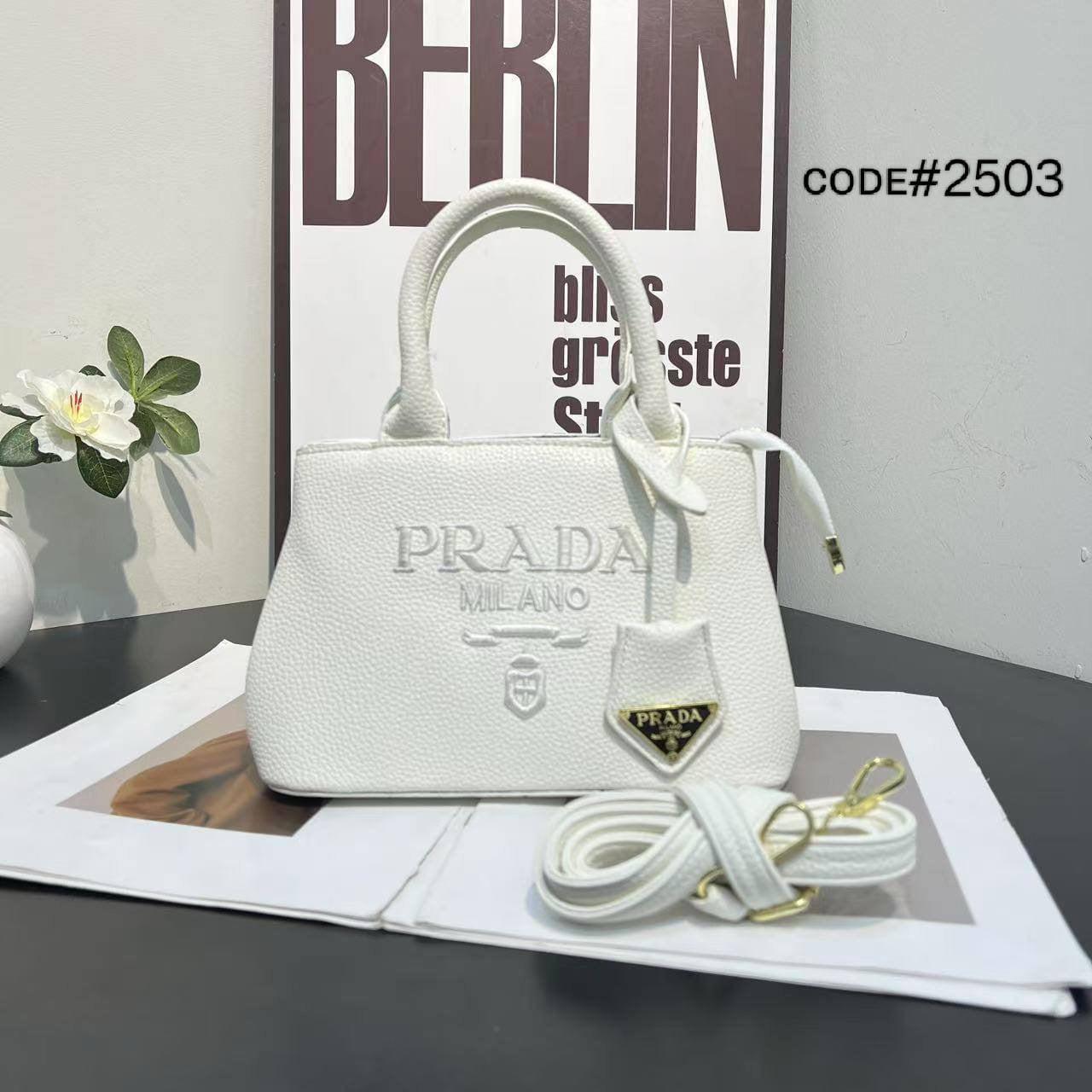 PRADA ᴛᴏᴘ ʜᴀɴᴅʙᴀɢ
ᴍᴀᴛᴛᴇ ʟᴇᴀᴛʜᴇʀ ᴍᴀᴛᴇʀɪᴀʟ
ᴇᴍʙʀᴏɪᴅᴇᴅ ʟᴏɢᴏ
ɪᴛ ʜᴀs ᴢɪᴘᴘᴇʀ
ᴡɪᴛʜ ʟᴏɴɢ ʙᴇʟᴛ sᴛʀᴀᴘ
sɪᴢᴇ : 23 cm

65 dhs🪙

Zain31
♥️♥️♥️