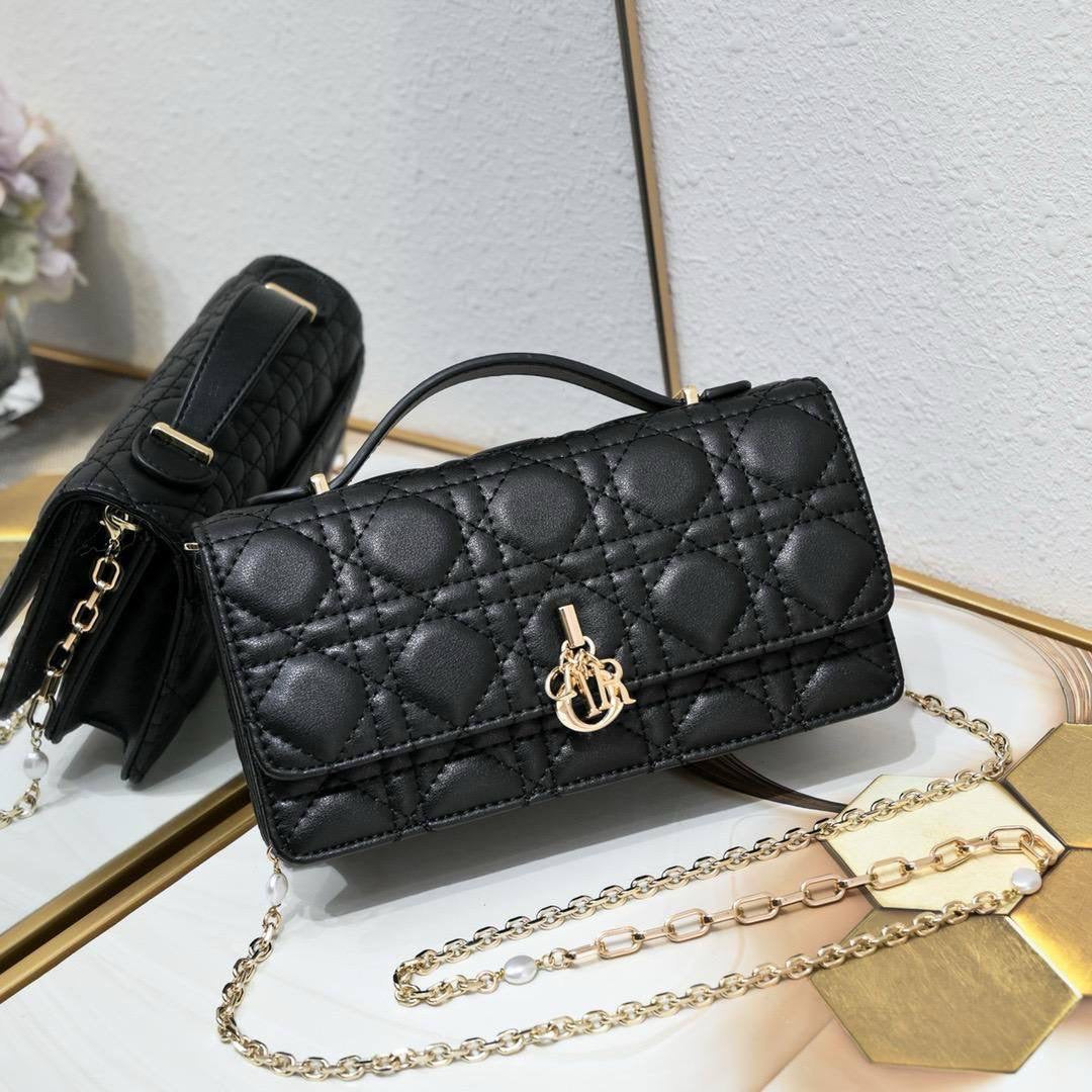 Dior Master

230 dhs🇦🇪

Zain192
♥️♥️♥️