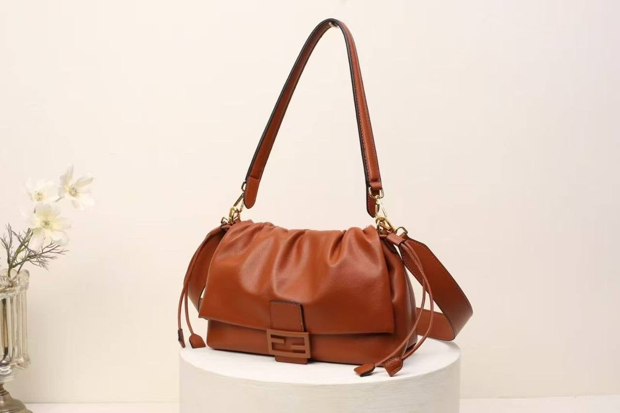 FENDI
28*11*18cm 

with box
🎁🎁🎁

105 dhs🇦🇪

Zain44
♥️♥️♥️