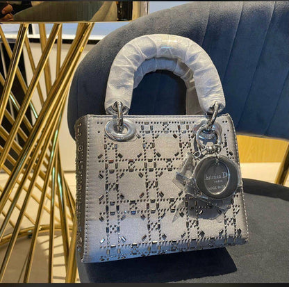 DIOR 
105 dhs🇦🇪

with box
🎁🎁🎁

Zain90
♥️♥️♥️