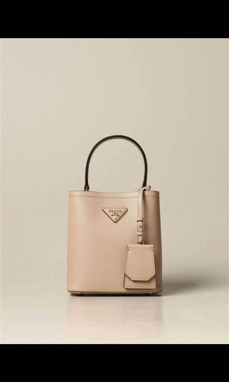 Prada 
Good Quality 

With Box 
🎁🎁🎁

105 dhs🇦🇪

Zain250
♥️♥️♥️