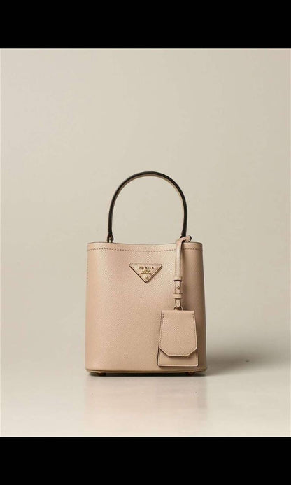 Prada 
Good Quality 

With Box 
🎁🎁🎁

105 dhs🇦🇪

Zain250
♥️♥️♥️