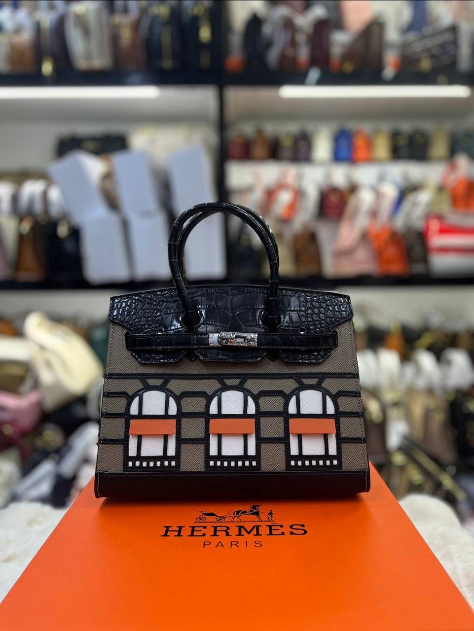 Hermes

with box 
🎁🎁🎁

130 dhs🪙💕

Zain50
♥️♥️♥️