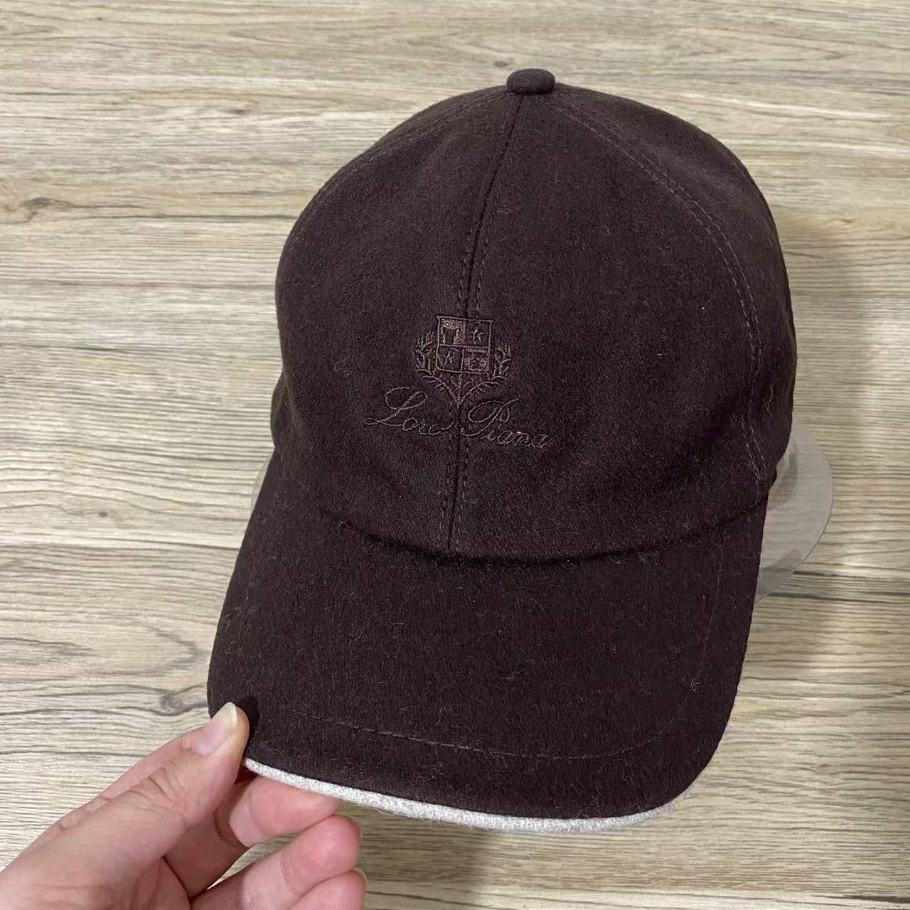 CASHMERE LORO PIANA 
MENS CAP 🧢 
FREE SIZE 
120 dhs🪙

Zain88
♥️♥️♥️
