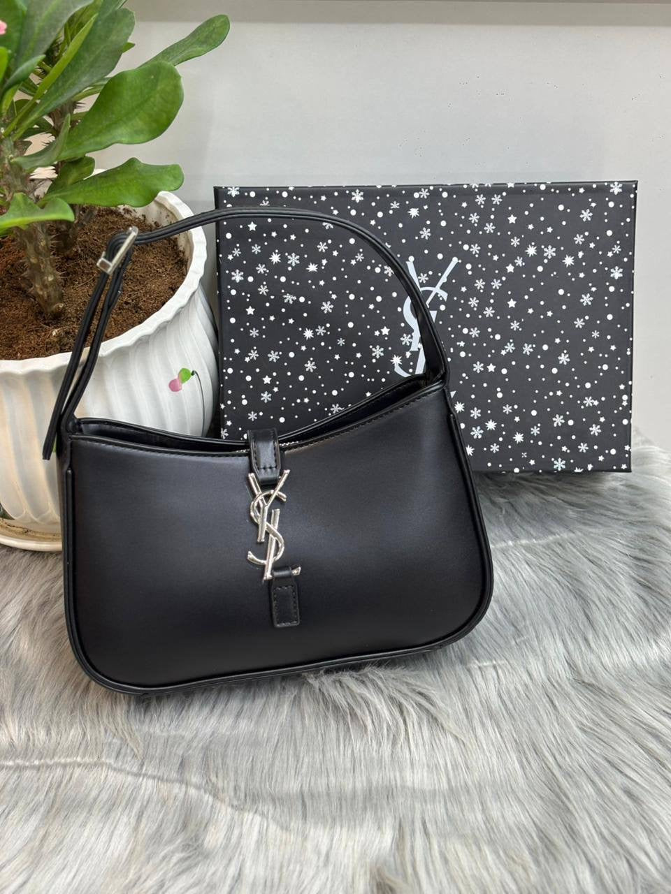 YSL 

SIZE  ………  25 CM 

95 dhs🇦🇪

with BOX
🎁🎁🎁

Zain244
♥️♥️♥️