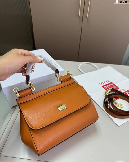 Dolce & Gabbana 
Size : 25 * 22 * 13 cm
120 dhs🇦🇪

with box 
🎁🎁🎁

Zain115
♥️♥️♥️