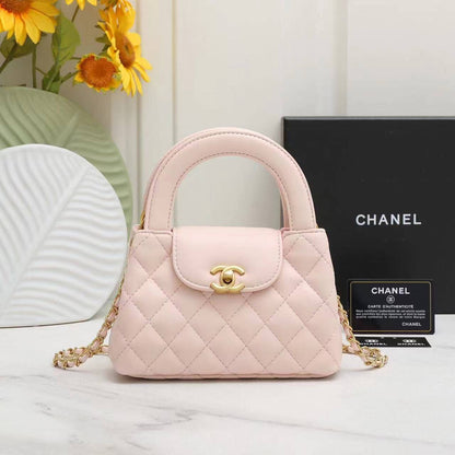 Chanel 

100 dhs🇦🇪

with box
🎁🎁🎁

size 20×6×13cm

Zain42
♥️♥️♥️