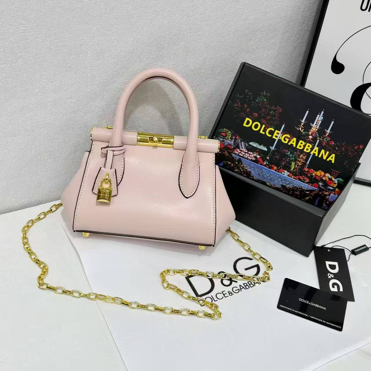 D&G
Good quality 

with box 
🎁🎁🎁

115 dhs🇦🇪
20 CM

Zain168
♥️♥️♥️