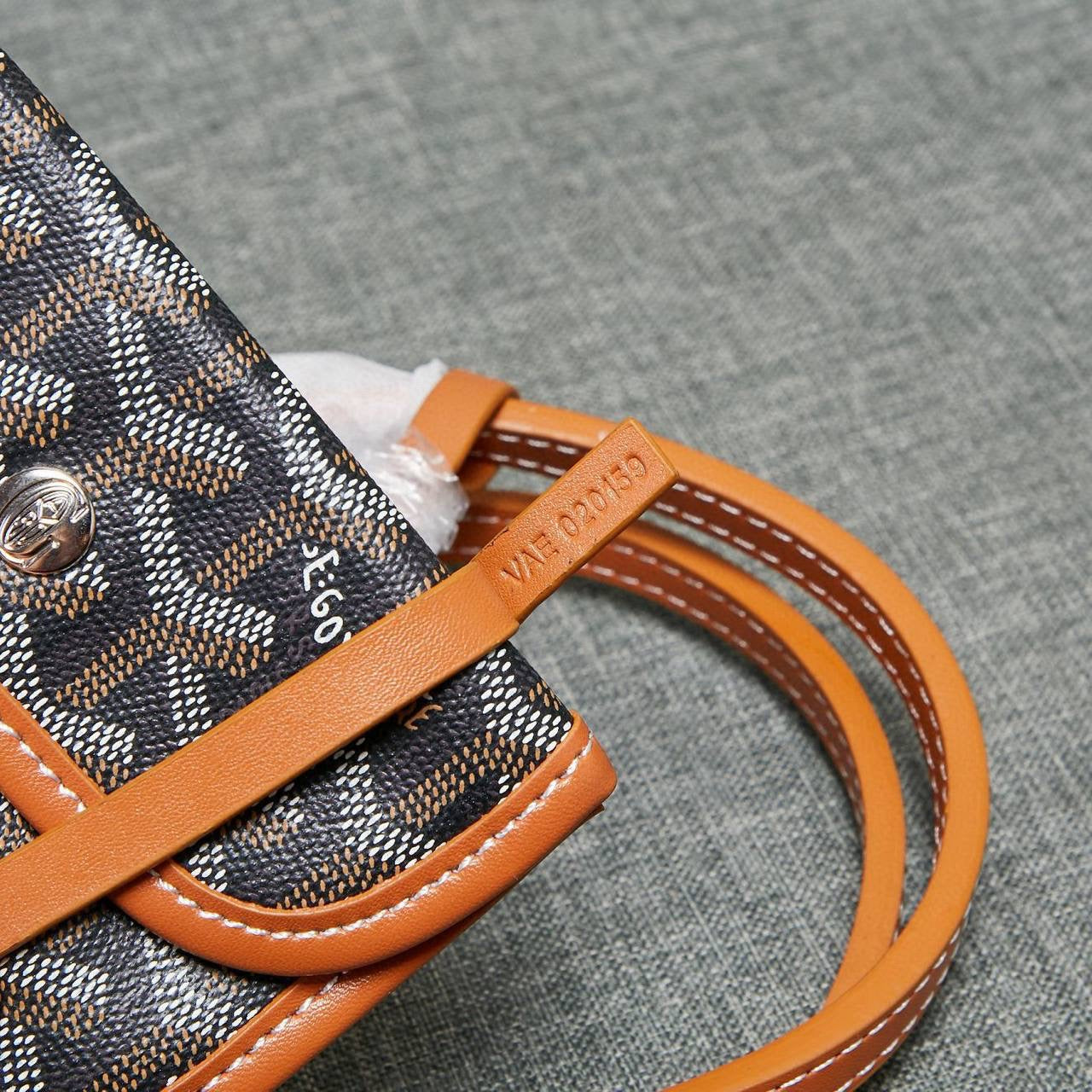 GOYARD 
NEW CAME 
HIGH QUALITY SMALL SIZE 
Use on both sides 
WITH BOX 
🎁🎁🎁

90 dhs🪙💕

Zain39
♥️♥️♥️