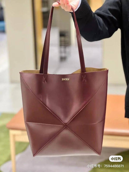 Loewe 
#Small 290 dhs🇦🇪
#Big 300 dhs🇦🇪

Zain
♥️♥️♥️