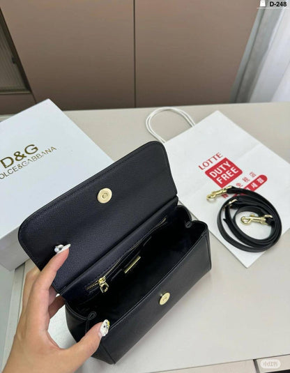 Dolce & Gabbana 
Size : 25 * 22 * 13 cm
120 dhs🇦🇪

with box 
🎁🎁🎁

Zain115
♥️♥️♥️