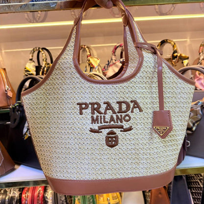 PRADA 
NEW CAME GOOD QUALITY 
110 dhs🇦🇪
SIZE: 28cm 

Zain39
♥️♥️♥️